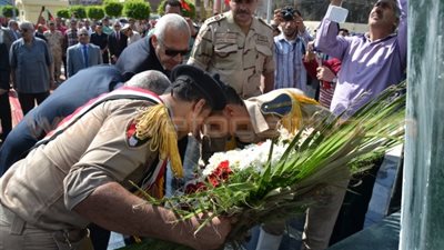 بالصور.. محافظ الغربية يضع إكليلا من الزهور على قبر الجندي المجهول