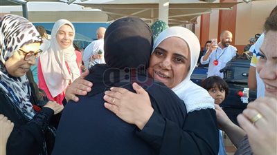 استقبال أولى رحلات عودة الحجاج بالطبل البلدي في مطار القاهرة (صور)