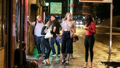 رواد الحفلات ينتشرون عبر شوارع بريطانيا في حالة يرثى لها (صور)