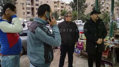 هشام عباس يصل مسجد السلام لحضور جنازة والد إيهاب توفيق| صور