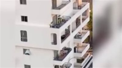 مشهد مخيف.. طفل يجري على حافة شرفة في الدور السابع بكل هدوء| فيديو