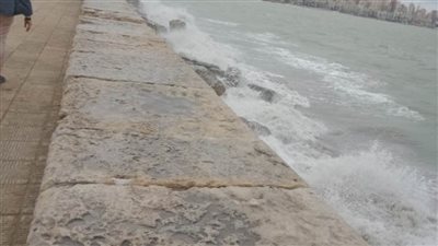 أمواج البحر بالإسكندرية تغرق المارة | صور