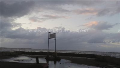 الطقس السيئ يواصل ضرب الإسكندرية وتوقف الصيد بعد ارتفاع الأمواج | صور