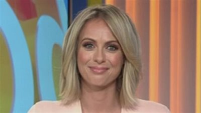 بالفيديو والصور.. إحراج مقدمة أخبار ارتدت مراسلة نفس ثيابها