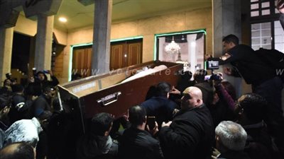 وصول جثمان والد إيهاب توفيق مسجد السلام لأداء صلاة الجنازة عليه| فيديو