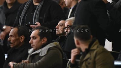 الحزن يخيم على الفنان إيهاب توفيق أثناء صلاة الجنازة على والده | صور 