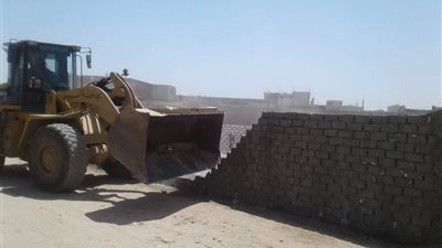 تنفيذ قراري إزالة تعديات على أراضي أملاك الدولة بالقوصية في أسيوط