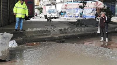 أحياء الإسكندرية تواصل رفع تراكمات مياه الأمطار | صور