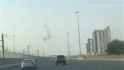 بالفيديو والصور.. مشاجرة ساخنة بين رجل وسائق على طريق سريع