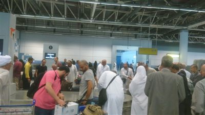 «مصر للطيران» تبدأ جسرها الجوي لعودة ضيوف الرحمن.. رئيس الشركة القابضة يستقبل أولى الرحلات بمطار القاهرة.. «الطبل والمزمار البلدي» يزف الحجاج فور وصولهم.. وختام الرحلات يوم 15 سبتم