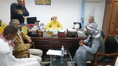 رئيس مدينة سفاجا تستقبل مشايخ أهالي قرية النصر