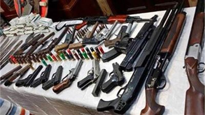 التحفظ على أسلحة نارية بدون ترخيص بحوزة سائق في أبو النمرس