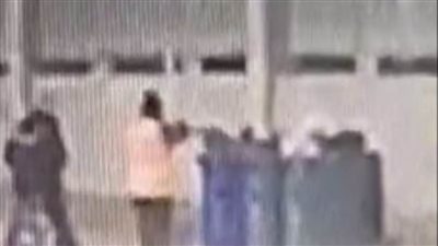 أم تلقي برضيعها في صندوق قمامة بجوار إحدى المستشفيات | فيديو