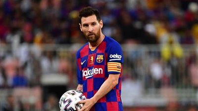 مشجع يقتحم ملعب ”الجوهرة المشعة“ لاحتضان ميسي عقب مباراة برشلونة وأتلتيكو مدريد | فيديو