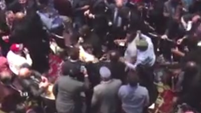 بالفيديو.. حرس أردوغان يعتدون بالضرب على معارضين داخل فندق في نيويورك