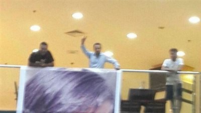 بالفيديو والصور..شاب مصري يطلب الزواج من حبيبته بـ«طريقة غريبة»