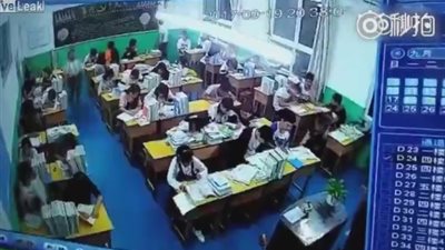 بالفيديو.. غش طالب يدفع معلمه لصفع زملائه في الفصل