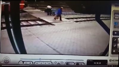 بالفيديو.. لحظة نجاة رجل وطفله من الموت تحت عجلات قطار