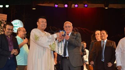 محافظ بورسعيد يهنئ نجوم «شباب في عين الرسول» بنجاح العرض (صور)