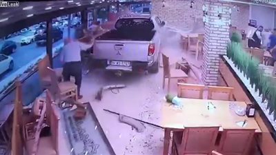 لحظة اقتحام سيارة لمطعم أسماك (فيديو)