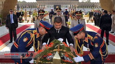 بالصور .. الرئيس يضع الزهور على النصب التذكاري للجندي المجهول