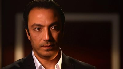 «نزلة برد» تمنع مخرج «بين عالمين» من عقد جلسات مع طارق لطفي