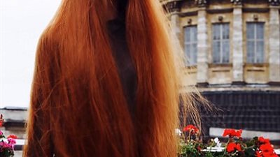 بالصور.. روسية تتحول من صلعاء إلى أسطورة «رابونزول»