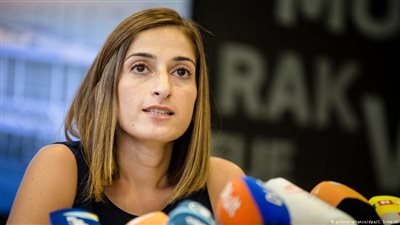 الصحفية الألمانية المفرج عنها تتعهد بمواصلة النضال من أجل زملائها الأتراك