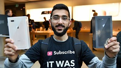 بالفيديو والصور.. شاب يحصل على أول آيفون 8