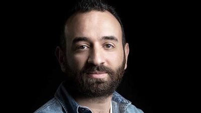 مخرج «الشيخ جاكسون» يصطحب والدته لحفل مهرجان الجونة السينمائي