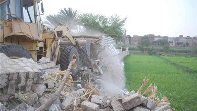 إزالة حالتي تعد على الأرض الزراعية بأبو قرقاص في المنيا