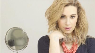 ابنة شريف منير تشارك في وضع مكياج النجمات بمهرجان الجونة