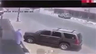 لحظة اصطدم سائق متهور بمنزل في السعودية (فيديو)