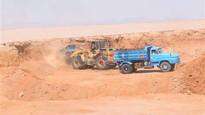 بالصور.. استمرار العمل في إنشاء السدود بالغردقة