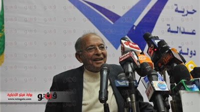 رفعت السعيد يحمل 