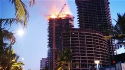 حريق هائل في برج قيد الإنشاء بمدينة جدة | فيديو وصور
