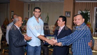 بالصور.. 2000 جنيه وورقة بردى لبطل العالم في «رمي الرمح» من محافظة الشرقية