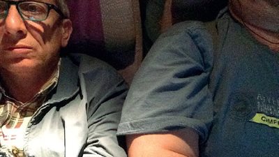 رجل يقاضي «طيران الإمارات» لجلوسه بجوار رجل بدين