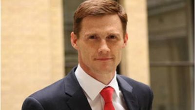 «كاسن» ينصح مديرة «الثقافي البريطاني» بالاستماع لموسيقى المهرجانات