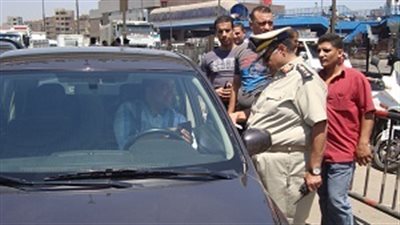 سائق يتعدى على مجند مرور بسبب انتظار سيارته في شبرا الخيمة