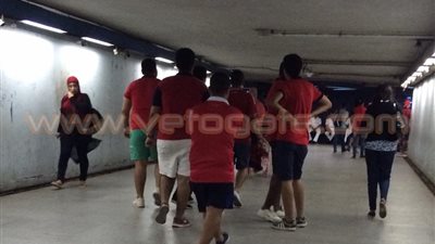 بالصور.. احتجاز عدد من ألتراس الأهلي داخل محطة الأوبرا