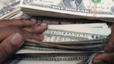 تباين أسعار العملات الأجنبية والدولار يسجل 783 قرشًا