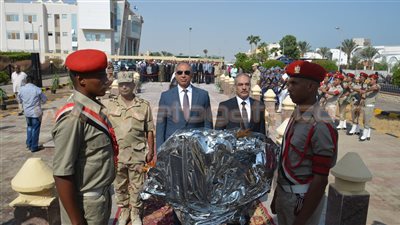 بالصور.. محافظ البحر الأحمر يضع إكليل الزهور على النصب التذكاري