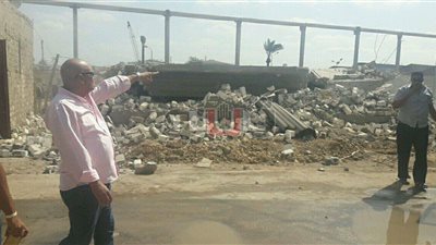 بالصور.. إزالة 9 محال بحرم السكة الحديد في الإسكندرية