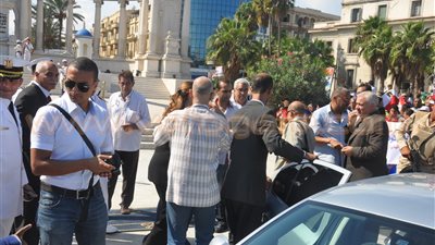 بالصور.. نائبة محافظ الإسكندرية تضع الزهور على قبر الجندي المجهول