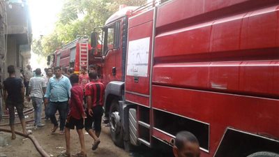 إخماد حريق بمصنع للبلاستيك بشبرا الخيمة (صور)