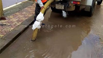 كسح مياه الأمطار بمدارس الإسكندرية