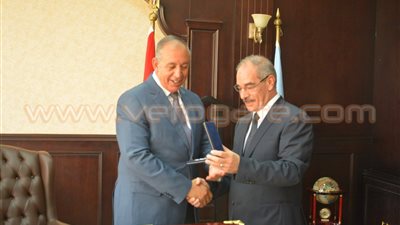 بالصور.. مدير الأمن يهدي محافظ البحر الأحمر مصحفًا في ذكرى نصر أكتوبر