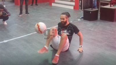 بالفيديو.. فقرة استعراضية لشاب بالكرة يبهر الحاضرين بمعرض أوتوماك