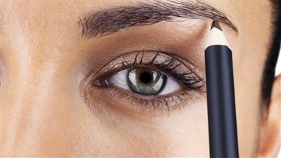 طرق العناية بحواجبك وتكثيفها بمواد طبيعية من مطبخك